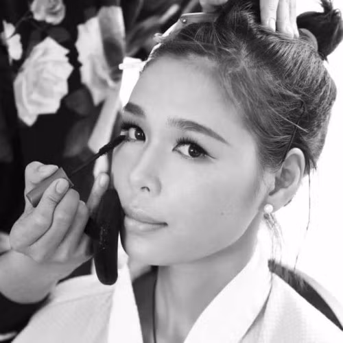 Năm 1999, cô từng nhận được giải thưởng về thơ ca và truyện ngắn do trong cuộc thi viết được tổ chức bởi Hội văn nghệ thiếu nhi thành phố Đà Nẵng.