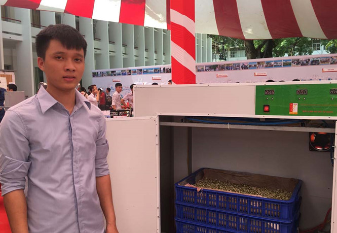 Nguyễn Phúc Bình giới thiệu máy làm giá tự động tại ngày hội sáng tạo khoa học bách khoa 2017.