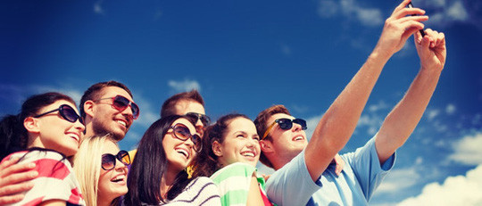 Chụp ảnh lưu niệm trên đường là một gợi ý tốt để tránh lãng phí khi du lịch. Ảnh: Trazee Travel. Chụp ảnh lưu niệm trên đường là một gợi ý tốt để tránh lãng phí khi du lịch. Ảnh: Trazee Travel.