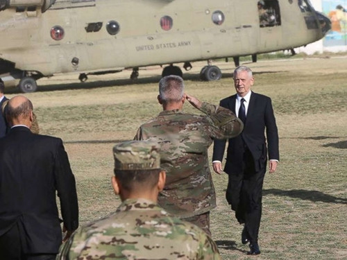 Ông James Mattis đến trụ sở của NATO ở Kabul hôm 27/9. Ảnh: EPA.
