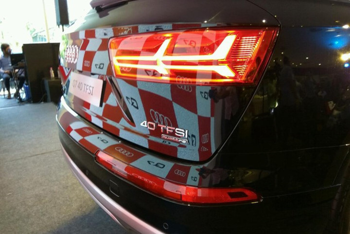 Phần đuôi xe được thiết kế ấn tượng với cụm đèn hậu dạng LED lớn dạng xương cá, một phần tích hợp bo tròn vào thân xe khá đẹp mắt, đi kèm là logo “40 TFSI quattro” gắn bên trái nắp ca-pô. Phần đuôi xe được thiết kế ấn tượng với cụm đèn hậu dạng LED lớn dạng xương cá, một phần tích hợp bo tròn vào thân xe khá đẹp mắt, đi kèm là logo “40 TFSI quattro” gắn bên trái nắp ca-pô.