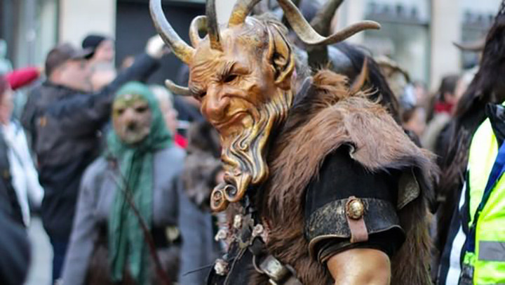 Krampusnacht – Austria. Lễ hội này được tổ chức ở nhiều nước châu Âu. Theo truyền thuyết, Krampus là một con quỷ nửa dê nửa người, mang bộ sừng sắc nhọn và râu dài. Hắn đeo trên mình chuỗi chuông, cùng bó gậy bạch dương để đánh đòn những đứa trẻ hư. Trong dịp lễ đặc biệt này, người dân Úc sẽ mang những mặt nạ được làm bằng gỗ mô phỏng khuôn mặt của Krampus và một bộ quần áo bằng da cừu hoặc dê. 
