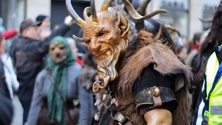 Krampusnacht – Austria. Lễ hội này được tổ chức ở nhiều nước châu Âu. Theo truyền thuyết, Krampus là một con quỷ nửa dê nửa người, mang bộ sừng sắc nhọn và râu dài. Hắn đeo trên mình chuỗi chuông, cùng bó gậy bạch dương để đánh đòn những đứa trẻ hư. Trong dịp lễ đặc biệt này, người dân Úc sẽ mang những mặt nạ được làm bằng gỗ mô phỏng khuôn mặt của Krampus và một bộ quần áo bằng da cừu hoặc dê. 