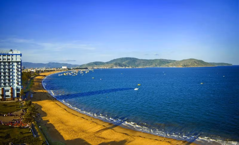 Biển, xanh, cát vàng và những ngọn núi trập trùng, thiên đường nơi đất võ.