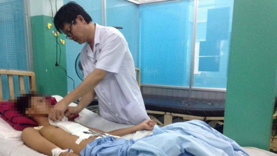 Bác sĩ đang khám cho bệnh nhân.