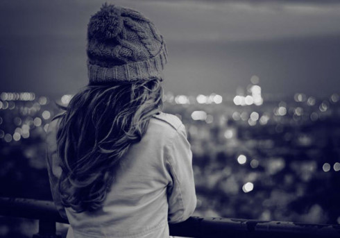 Tôi lên mạng để mong trốn thoát khỏi nỗi cô đơn. (Ảnh minh họa) Tôi lên mạng để mong trốn thoát khỏi nỗi cô đơn. (Ảnh minh họa)