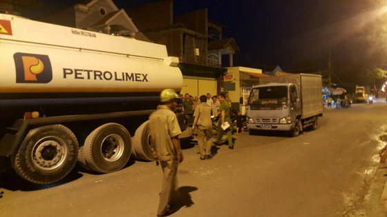 Công an bắt quả tang các đối tượng đang rút ruột xăng dầu. Công an bắt quả tang các đối tượng đang rút ruột xăng dầu.