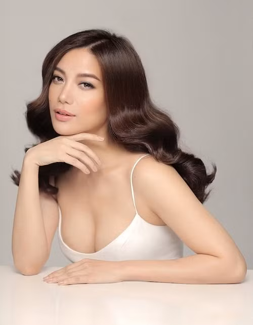 Trương Ngọc Ánh là một trong những gương mặt kì cựu của làng thời trang và điện ảnh. Cô được khán giả biết đến với nhiều vai trò khác nhau như: người mẫu, diễn viên nổi tiếng, MC, nữ doanh nhân.