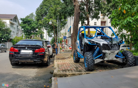 BMW M5 hàng hiếm xuất hiện trước nhà doanh nhân Nguyễn Quốc Cường (Cường Đô La). Bên cạnh là chiếc xe vượt địa hình Can-Am Maverick 1000R Turbo. BMW M5 hàng hiếm xuất hiện trước nhà doanh nhân Nguyễn Quốc Cường (Cường Đô La). Bên cạnh là chiếc xe vượt địa hình Can-Am Maverick 1000R Turbo.