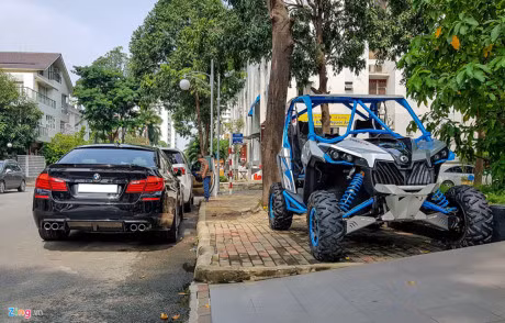 BMW M5 hàng hiếm xuất hiện trước nhà doanh nhân Nguyễn Quốc Cường (Cường Đô La). Bên cạnh là chiếc xe vượt địa hình Can-Am Maverick 1000R Turbo.