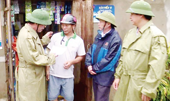 Thăm hỏi và trao quà hỗ trợ người dân bị thiệt hại nặng nề ngay khi bão vừa tan.