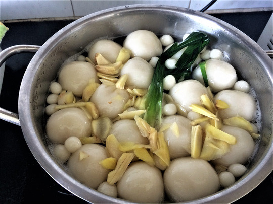 Ngoài mâm cơm chay, má tôi còn nấu cả nồi chè trôi nước Ngoài mâm cơm chay, má tôi còn nấu cả nồi chè trôi nước