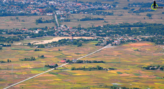  Con đường đi vào trung tâm thị xã Nghĩa Lộ nằm giữa cánh đồng khổng lồ, nhìn từ trên cao những mảng màu xanh - vàng đan xen.