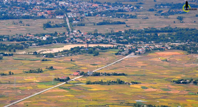  Con đường đi vào trung tâm thị xã Nghĩa Lộ nằm giữa cánh đồng khổng lồ, nhìn từ trên cao những mảng màu xanh - vàng đan xen.