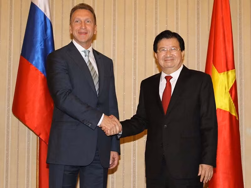 Phó Thủ tướng Trịnh Đình Dũng (phải) và Phó Thủ tướng thứ nhất Liên bang Nga Igor Suvalov.