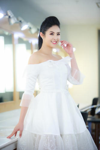 Người đẹp chia sẻ, ý tưởng về bộ sưu tâp dành cho mùa xuân hè 2018 xuất phát từ chính kỷ niệm tuổi thơ của cô. Khi còn là cô bé 8 tuổi, Ngọc Hân đã có sở thích may váy cho búp bê từ những mảnh vải cũ, thậm chí cắt vải màn của mẹ.