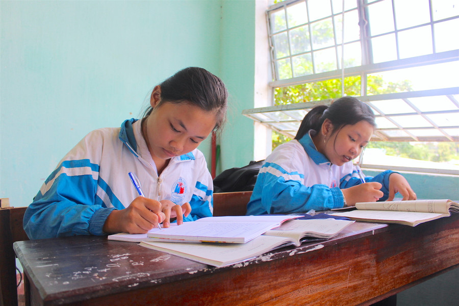 Nhờ học bổng Phạm Hồng, em Trân (trái) có điều kiện để học tập tốt hơn. Ảnh: Hồng Thi