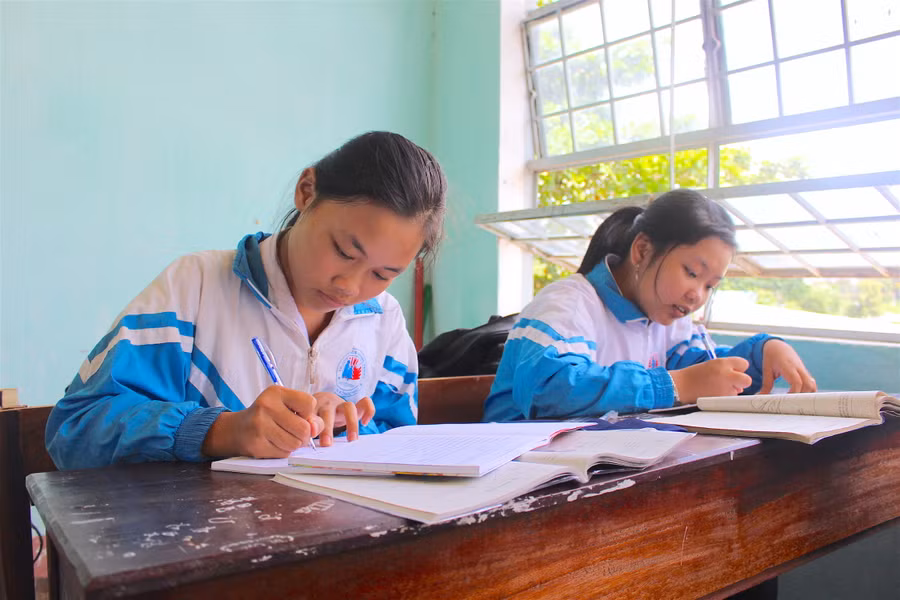 Nhờ học bổng Phạm Hồng, em Trân (trái) có điều kiện để học tập tốt hơn. Ảnh: Hồng Thi