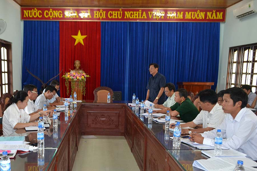  Lãnh đạo huyện Krông Pa báo cáo với tổ công tác HĐND tỉnh. Ảnh: Lê Nam