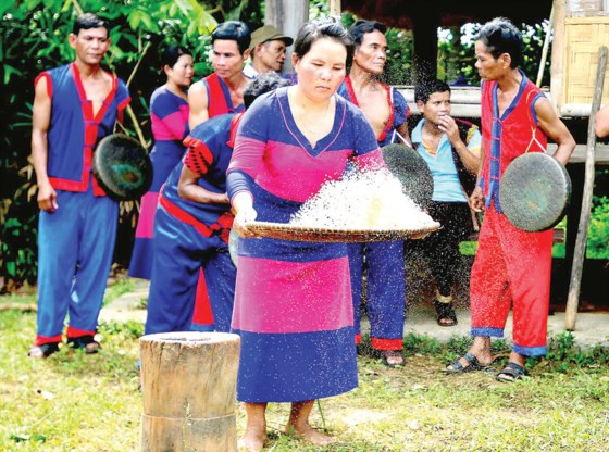 Lễ vật đều do những người trong tộc chuẩn bị.