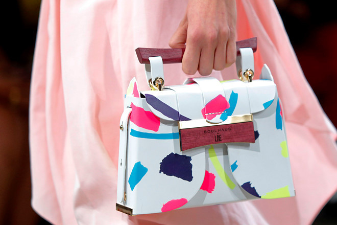 Túi xách với tay cầm bằng gỗ độc đáo. Túi xách với tay cầm bằng gỗ độc đáo.