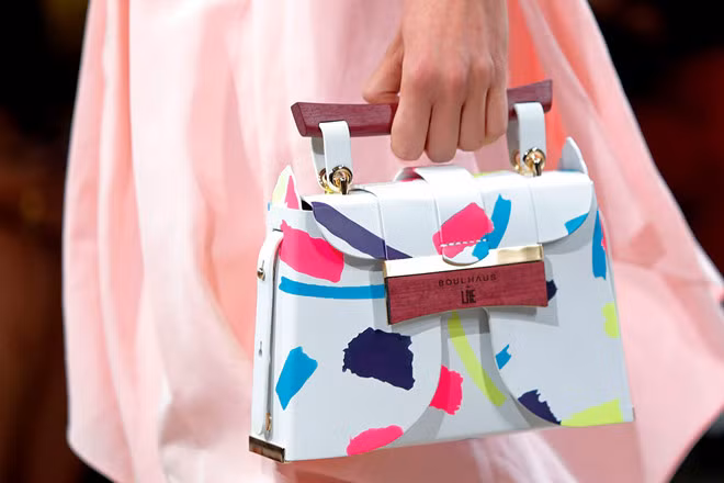  Túi xách với tay cầm bằng gỗ độc đáo.