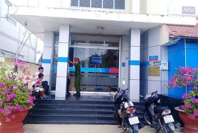 Lực lượng công an vẫn đang tiếp tục có mặt tại chi nhánh Vietinbank Khu công nghiệp Hòa Phú, huyện Long Hồ