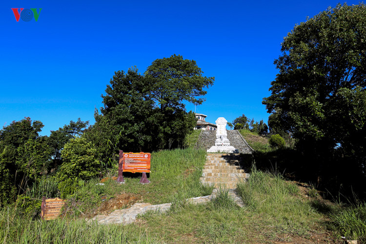 Lối dẫn lên Vọng Hải Đài ở độ cao 1.430 mét, nơi đỉnh Bạch Mã hùng vĩ. Để lên được đến đỉnh này, bạn sẽ phải chinh phục lối mòn xuyên rừng.