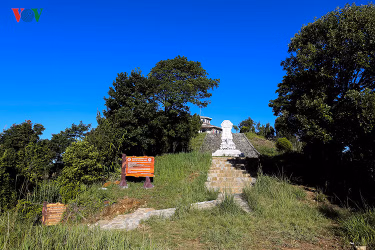 Lối dẫn lên Vọng Hải Đài ở độ cao 1.430 mét, nơi đỉnh Bạch Mã hùng vĩ. Để lên được đến đỉnh này, bạn sẽ phải chinh phục lối mòn xuyên rừng.