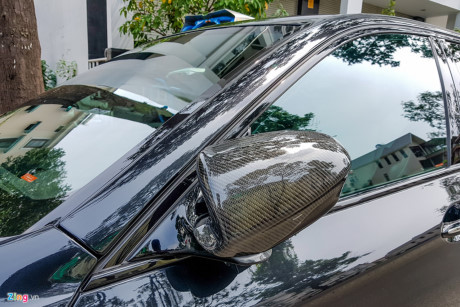 Hãng BMW đã hợp tác với tập đoàn SGL chuyên chế tác sợi carbon nhằm giúp M5 thế hệ F10 nhẹ hơn. Tuy nhiên trọng lượng tổng thể của chiếc xe vẫn lên tới 1.945 kg khiến nó bị chỉ trích là nặng nề hơn thế hệ trước, đồng thời cảm giác lái không tốt bằng. Hãng BMW đã hợp tác với tập đoàn SGL chuyên chế tác sợi carbon nhằm giúp M5 thế hệ F10 nhẹ hơn. Tuy nhiên trọng lượng tổng thể của chiếc xe vẫn lên tới 1.945 kg khiến nó bị chỉ trích là nặng nề hơn thế hệ trước, đồng thời cảm giác lái không tốt bằng.