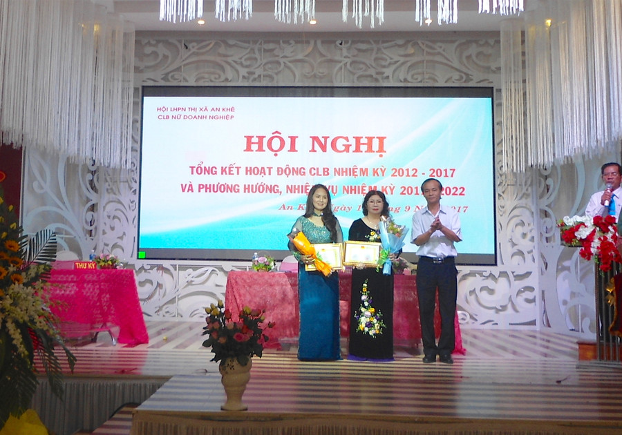 Ông Nguyễn HùUBND thị xã An Khê tặng giấy khen cho cá nhân có thành tích xuất sắc. Ảnh: Mộc Trà