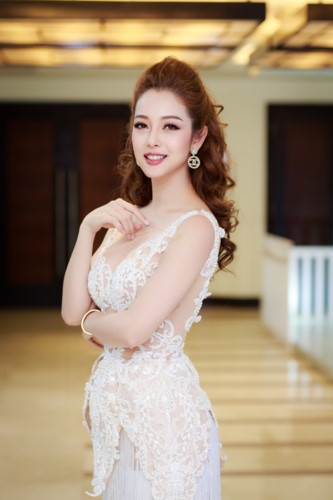 Jennifer Phạm tự nhận mình là người không bon chen, chỉ thích an yên bên chồng con, chăm sóc gia đình nhỏ. Jennifer Phạm tự nhận mình là người không bon chen, chỉ thích an yên bên chồng con, chăm sóc gia đình nhỏ.