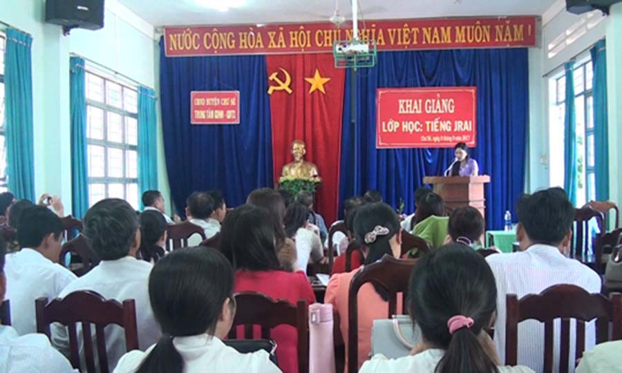 Lễ khai giảng lớp đào tạo tiếng Jrai. Ảnh: Mỹ Đức Lễ khai giảng lớp đào tạo tiếng Jrai. Ảnh: Mỹ Đức