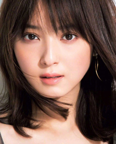 Cô mới đây cũng làm gương mặt trang bìa tạp chí Biteki. Người đẹp kết hôn hồi tháng 4 cùng nghệ sĩ hài Ken Watabe. Sasaki gia nhập làng giải trí Nhật năm 2007 với vai trò người mẫu, sau đó thử sức lĩnh vực phim ảnh. Nhiều năm liền, cô có tên trong danh sách 