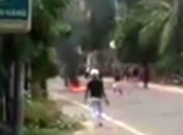 Giang hồ dùng bom xăng tấn công nhà dân.