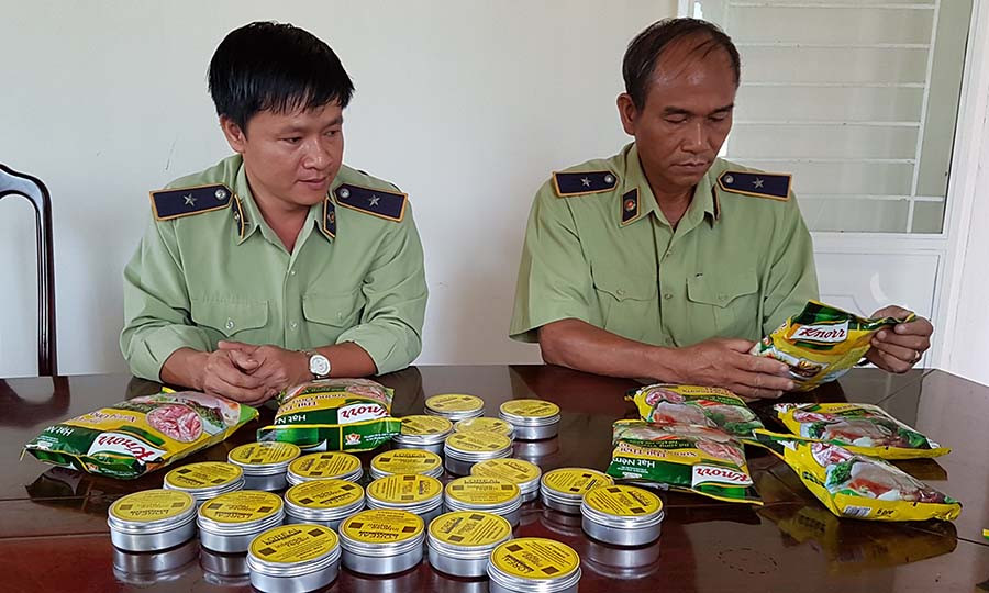  Hạt nêm và sáp vuốt tóc nam giả. Ảnh: Lê Trang