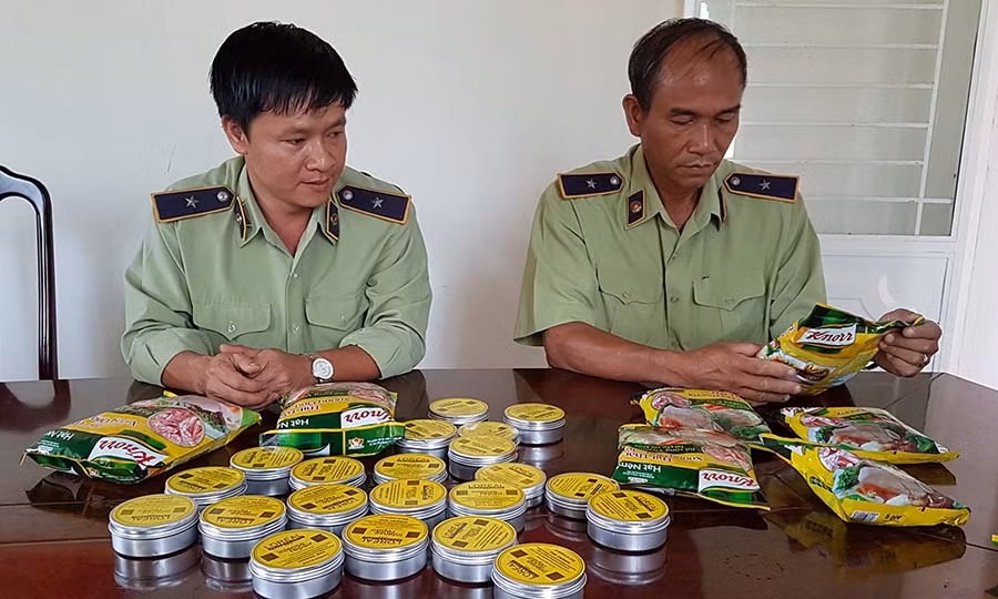  Hạt nêm và sáp vuốt tóc nam giả. Ảnh: Lê Trang