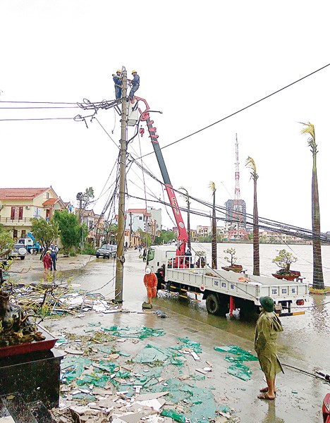 Điện lực miền Trung huy động tối đa nhân lực và máy móc khôi phục lại lưới điện bị gió bão tàn phá tại Quảng Bình.