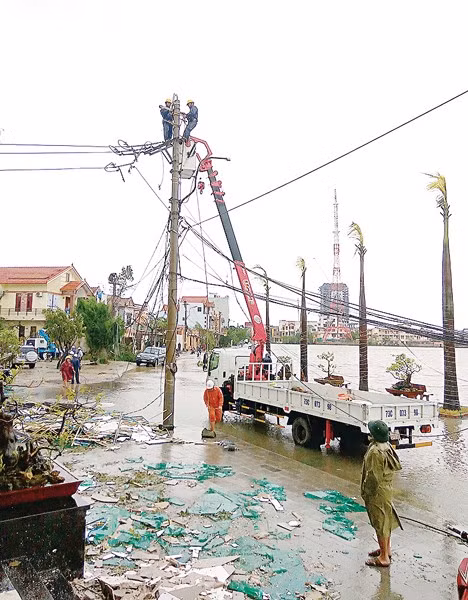 Điện lực miền Trung huy động tối đa nhân lực và máy móc khôi phục lại lưới điện bị gió bão tàn phá tại Quảng Bình.