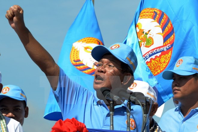 Thủ tướng Campuchia Samdech Hun Sen (giữa) tại cuộc vận động tranh cử ở Phnom Penh