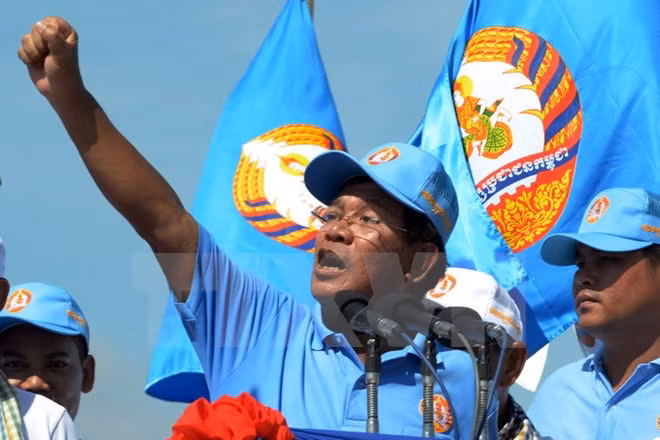 Thủ tướng Campuchia Samdech Hun Sen (giữa) tại cuộc vận động tranh cử ở Phnom Penh