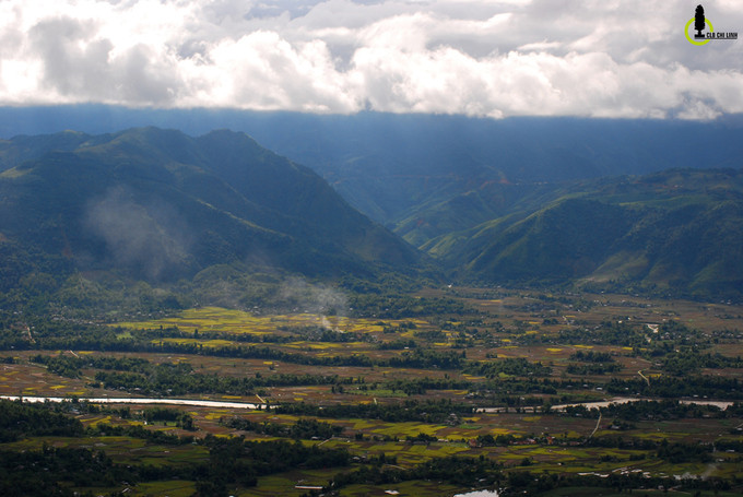 Lòng chảo khổng lồ Mường Lò được bao bọc hoàn toàn bởi dãy Hoàng Liên Sơn hùng vỹ khởi nguồn từ ranh giới Lào Cai - Lai Châu, kéo dài đến tận cuối mảnh đất phía tây Yên Bái.
