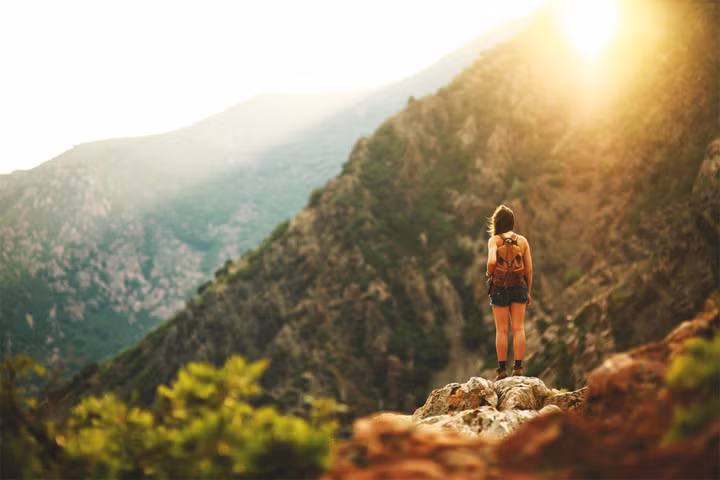 Cô đơn: Một, hai ngày đầu có thể không sao nhưng sau đó bạn sẽ cảm thấy cô đơn. Có lẽ bạn muốn có một ai đó ở bên để chia sẻ những trải nghiệm hay đơn giản là trò chuyện trong lúc chờ xe đến. 6 Giá cả: Du lịch một mình có thể sẽ đắt đỏ hơn một chút bởi bạn không có ai để cùng chia sẻ giá phòng hoặc giá taxi.