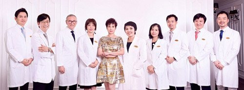 Đội ngũ Tiến sỹ-Bác sỹ Mỹ, Hàn Quốc và Việt Nam làm việc tại Thanh Hằng Beauty Medi chụp cùng Nữ doanh nhân Đặng Thanh Hằng