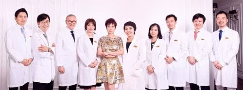 Đội ngũ Tiến sỹ-Bác sỹ Mỹ, Hàn Quốc và Việt Nam làm việc tại Thanh Hằng Beauty Medi chụp cùng Nữ doanh nhân Đặng Thanh Hằng