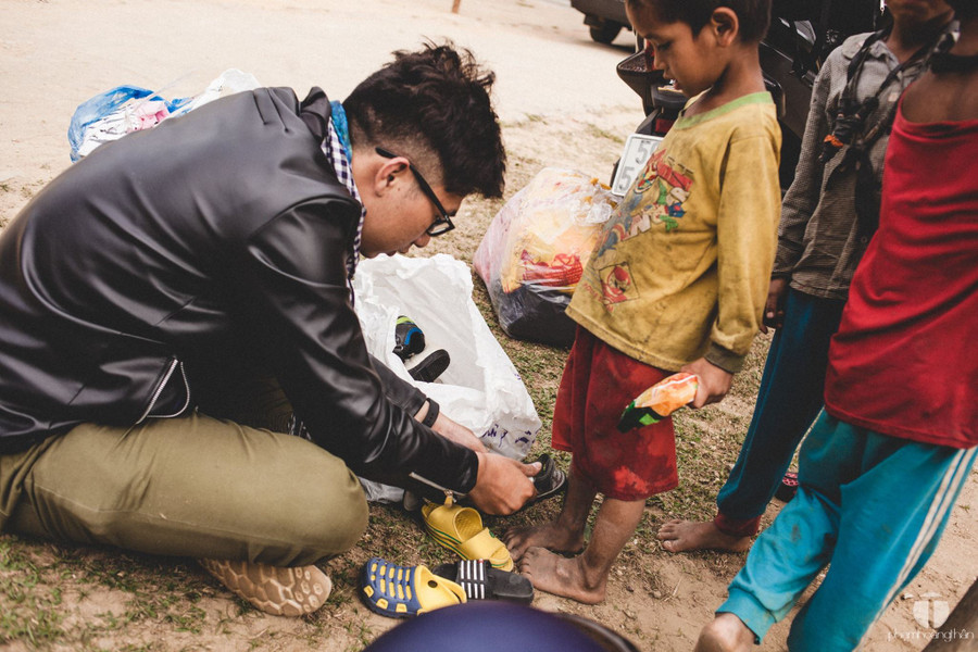 Các khách hàng nhỏ của quầy dép chú Thân - Ảnh: P.H.T