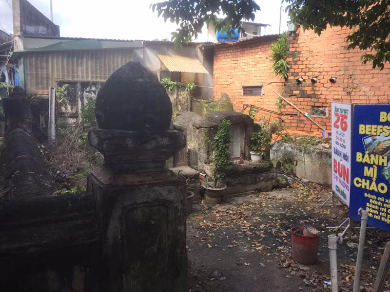 Người dân chứa bàn ghế và nhiều vật dụng hư cũ trong khu lăng mộ. Người dân chứa bàn ghế và nhiều vật dụng hư cũ trong khu lăng mộ.