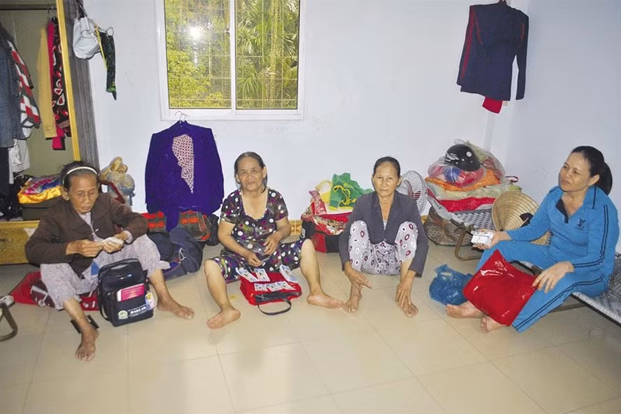 Ngôi nhà của vợ chồng anh Đức trở thành ngôi nhà chung của các bà, các cô bán vé số nghèo ở Quảng Ngãi.