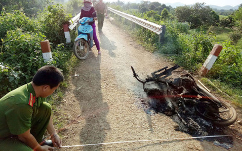 Công an huyện Đạ Huoai đang khám nghiệm hiện trường. Công an huyện Đạ Huoai đang khám nghiệm hiện trường.