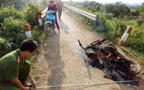 Công an huyện Đạ Huoai đang khám nghiệm hiện trường.